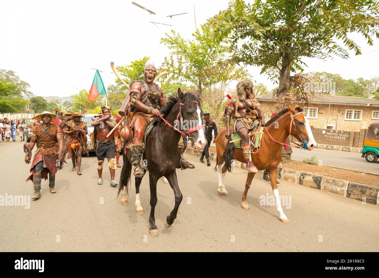 Jos, Nigeria. 12. Mai 2023 Berom Warriors führt eine Prozession während des traditionellen Festivals Nzem Berom in Jos, Plateau State. Stockfoto