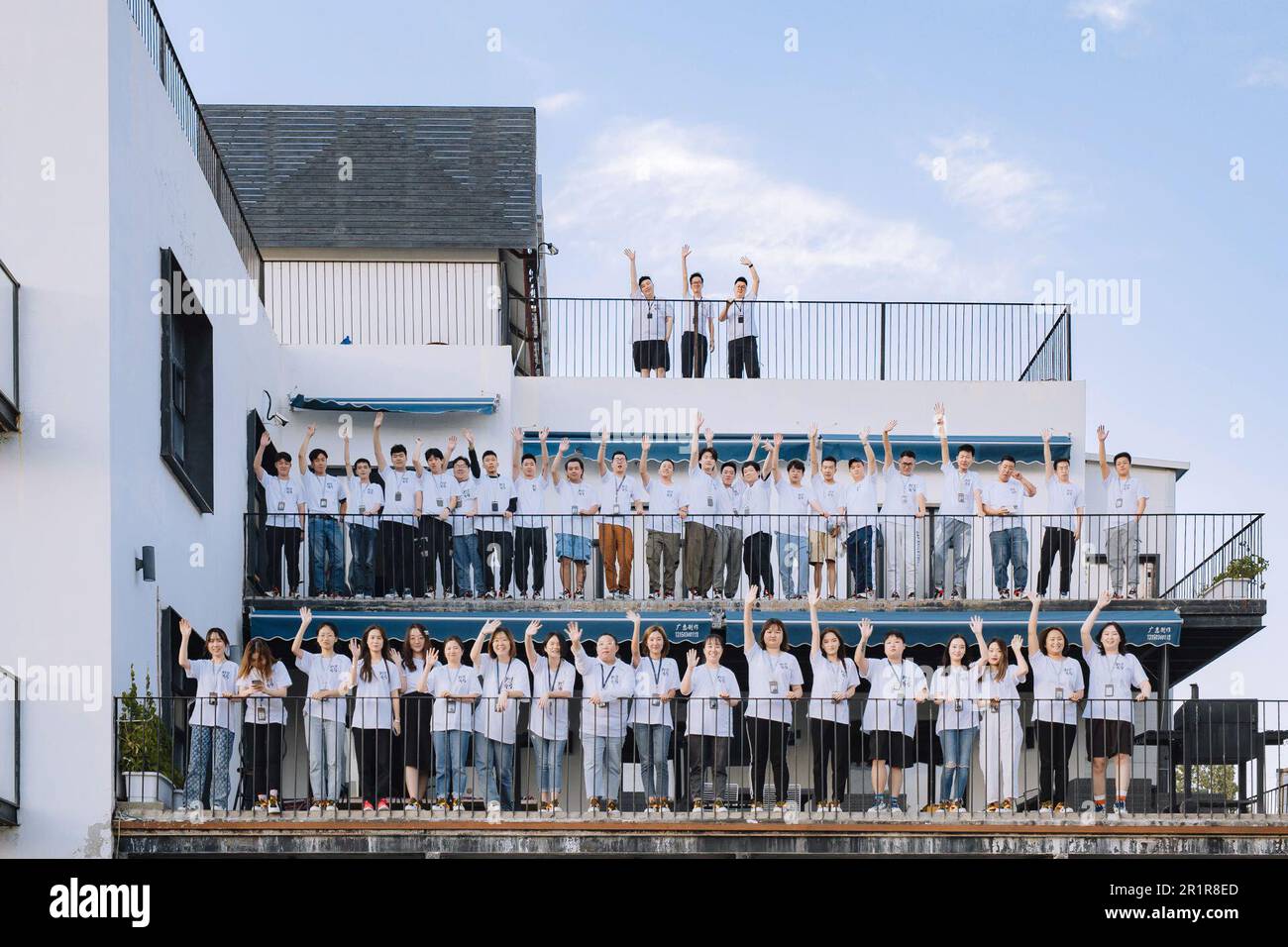 Urumqi. 15. Mai 2023. Dieses Luftfoto zeigt Cui Yang (C, hintere Reihe), Gründer der Designfirma Onetone, und sein Team in Urumqi, der Autonomen Region Xinjiang Uygur im Nordwesten Chinas, am 26. August 2021. Kredit: Xinhua/Alamy Live News Stockfoto