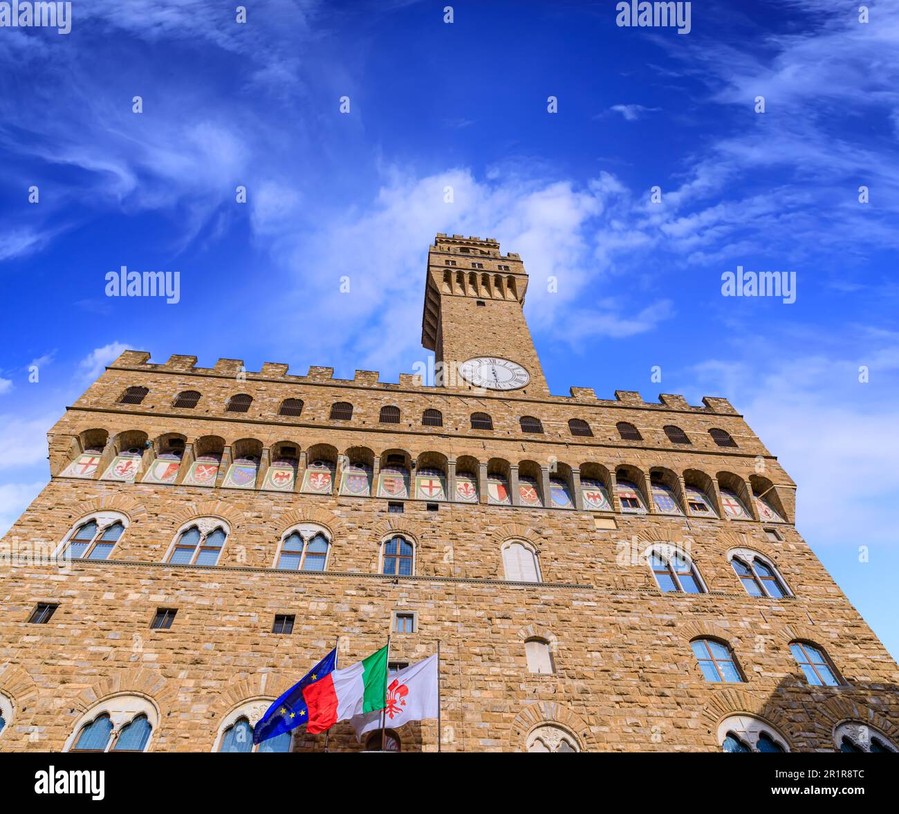 Blick auf das historische Zentrum von Florenz, Italien: Palazzo Vecchio mit Arnolfo-Turm von der Piazza della Signoria. Stockfoto