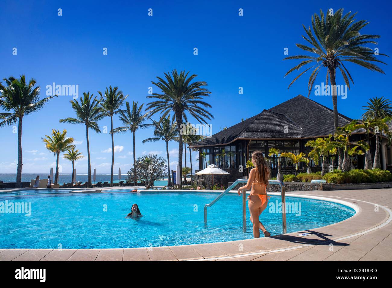 Hauptpool des luxuriösen 5-Sterne-Hotels Residence in Belle Mare Beach, Quatre Cocos, Flacq, Insel Mauritius. Stockfoto