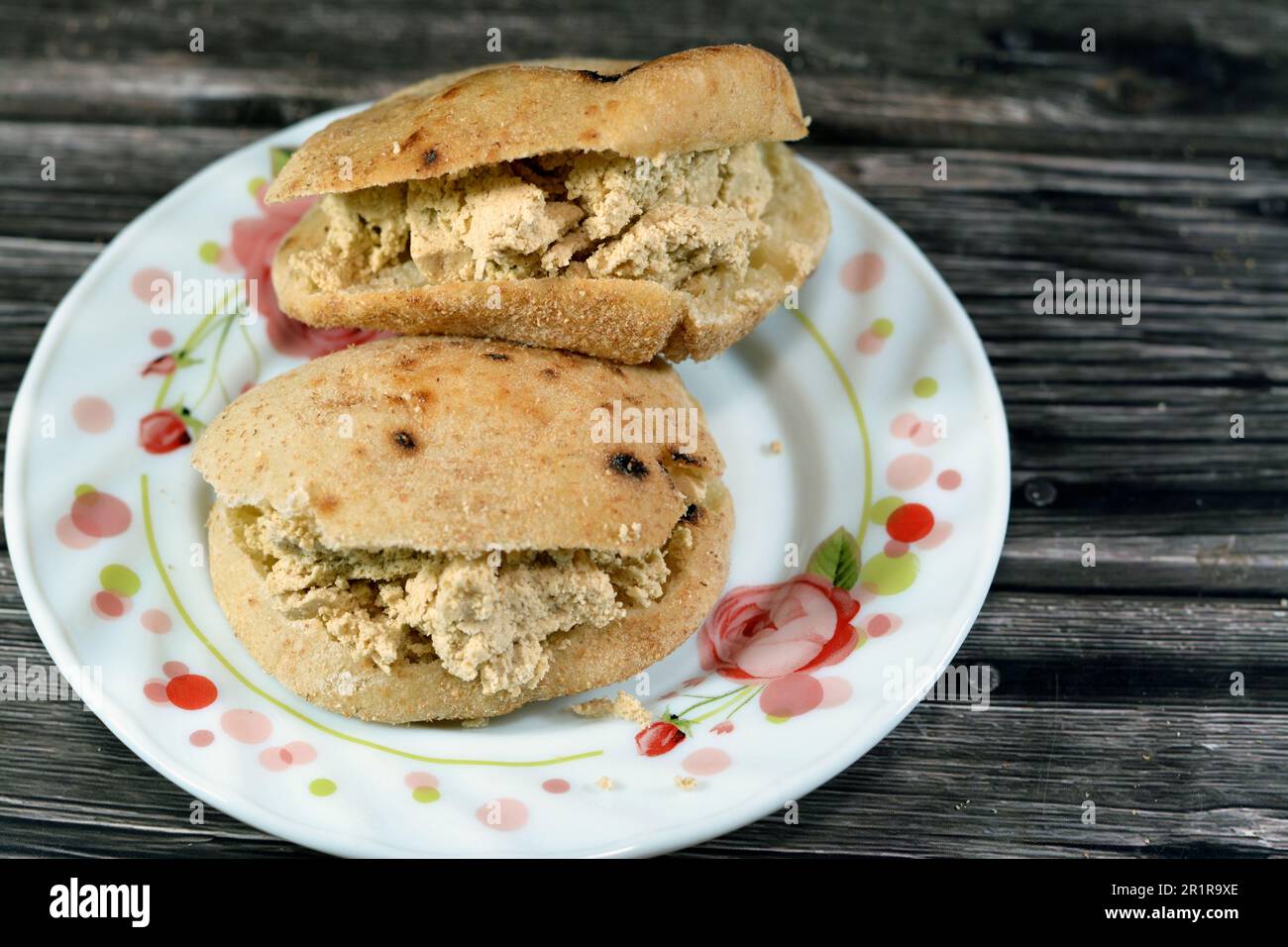 Ein Sandwich mit traditioneller einfacher Tahini-Halva oder Halawa Tahiniya als einfache Tahini- und Zuckerbasis in einem traditionellen ägyptischen Minibrot mit whea Stockfoto