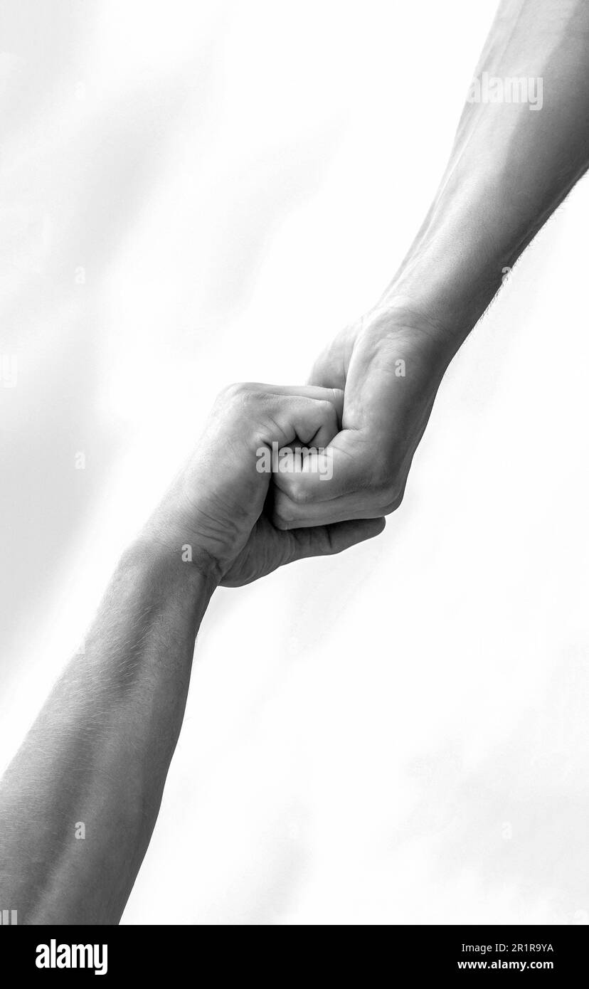 Helfer-Hands-Konzept, Unterstützung. Nahbereitschaft und internationaler Friedenstag, Unterstützung. Hände auf blauem Himmelshintergrund. Schwarz auf Weiß Stockfoto