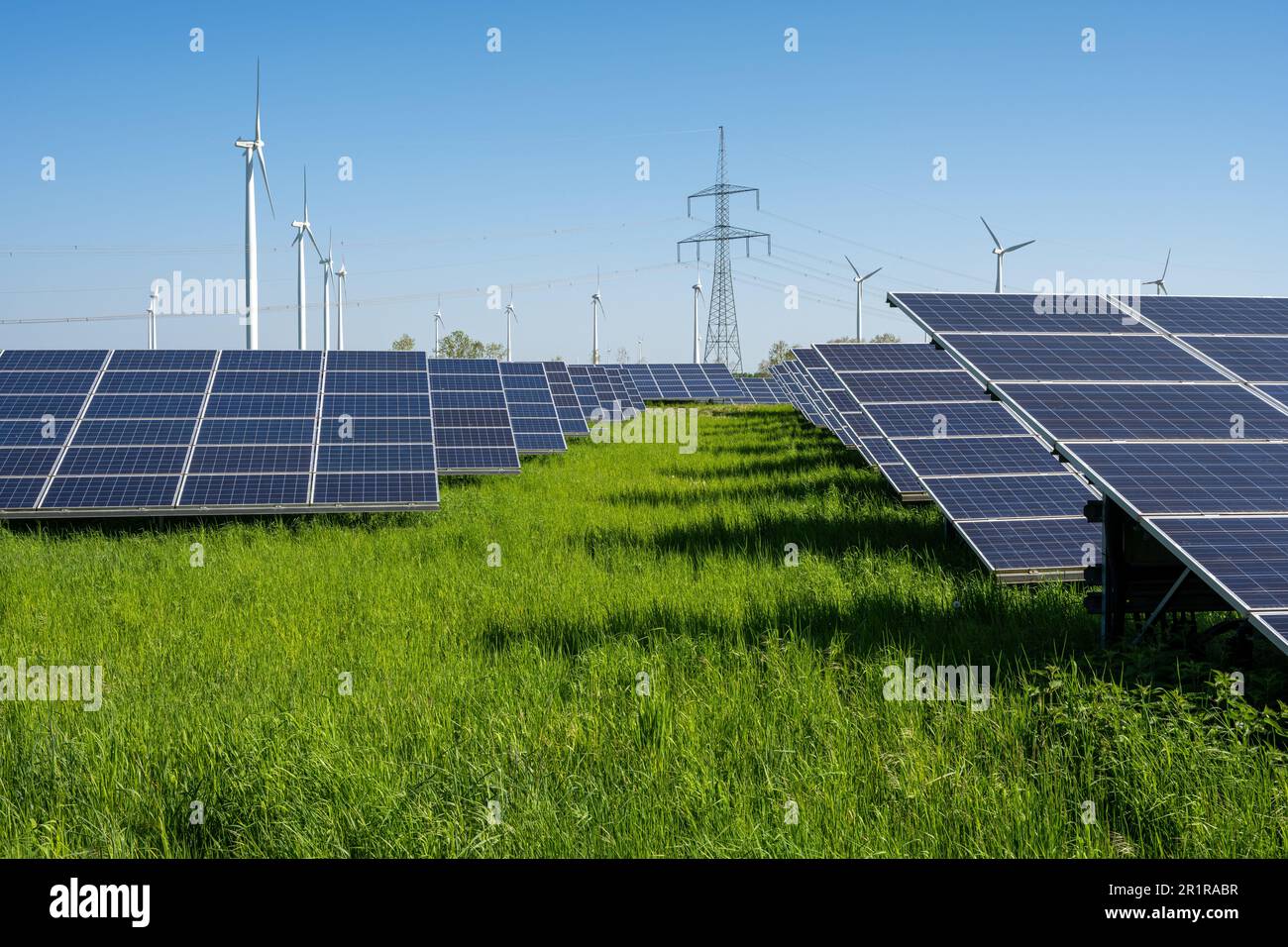 Solaranlagen, Windkraftanlagen und Strommasten in Deutschland gesehen Stockfoto