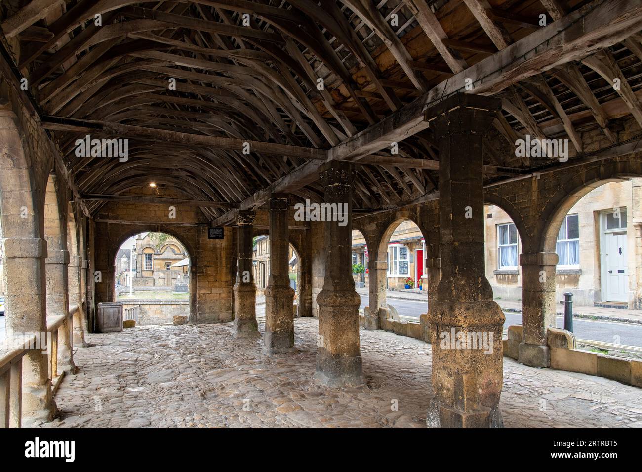 Chipping Campden, Großbritannien - August 2022; Innenansicht der 400 Jahre alten Markthalle Cotswold im Zentrum der Stadt an der High Street Stockfoto