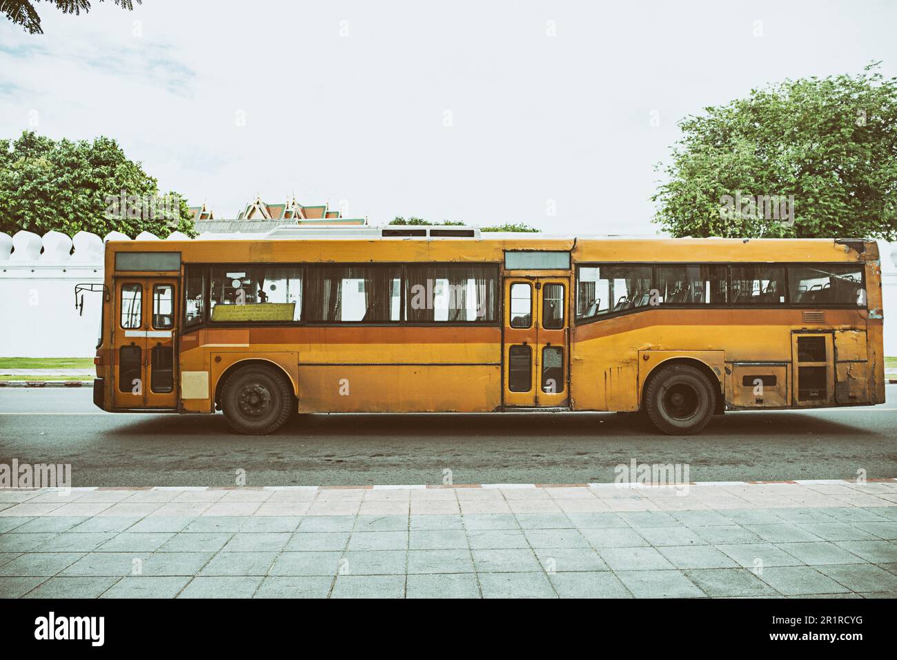 Nahaufnahme eines traditionellen gelben Busses, Thailand Stockfoto