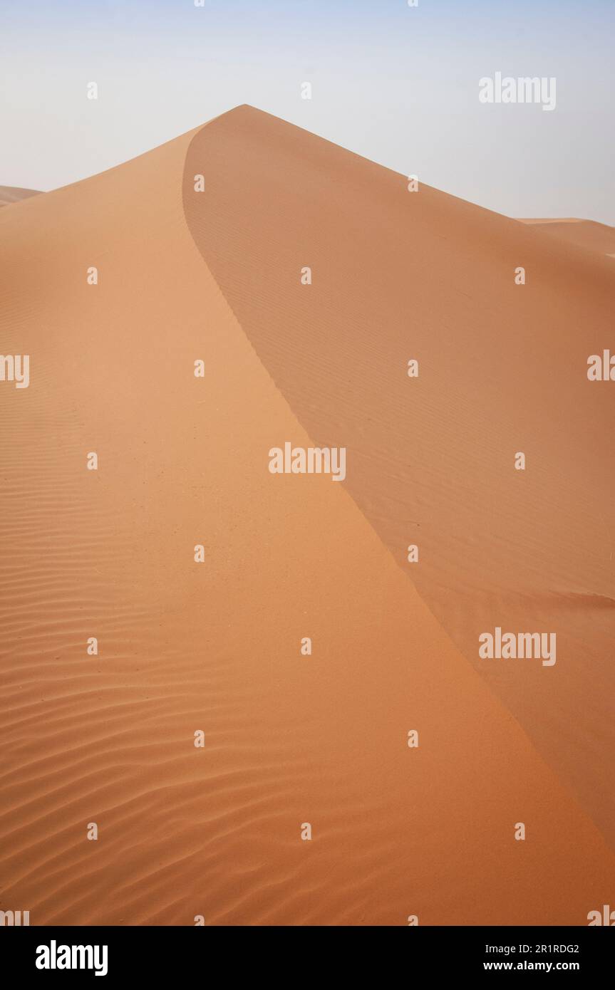 Nahaufnahme des Berges einer Sanddüne in einer Wüstenlandschaft, Sahara, Marokko Stockfoto