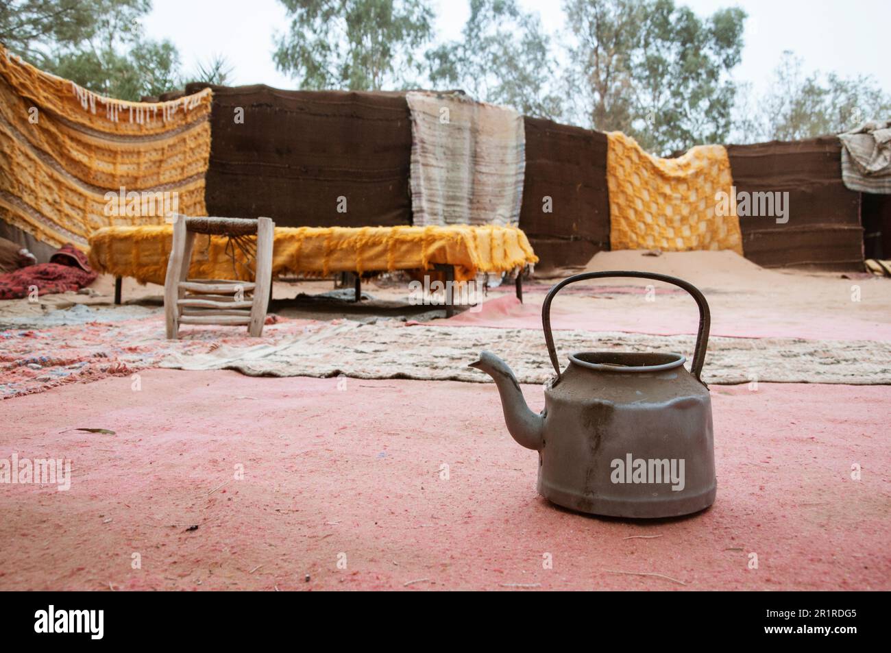 Nahaufnahme einer Metall-Teekanne auf dem Boden in einem Beduinenzelt in Marokko Stockfoto