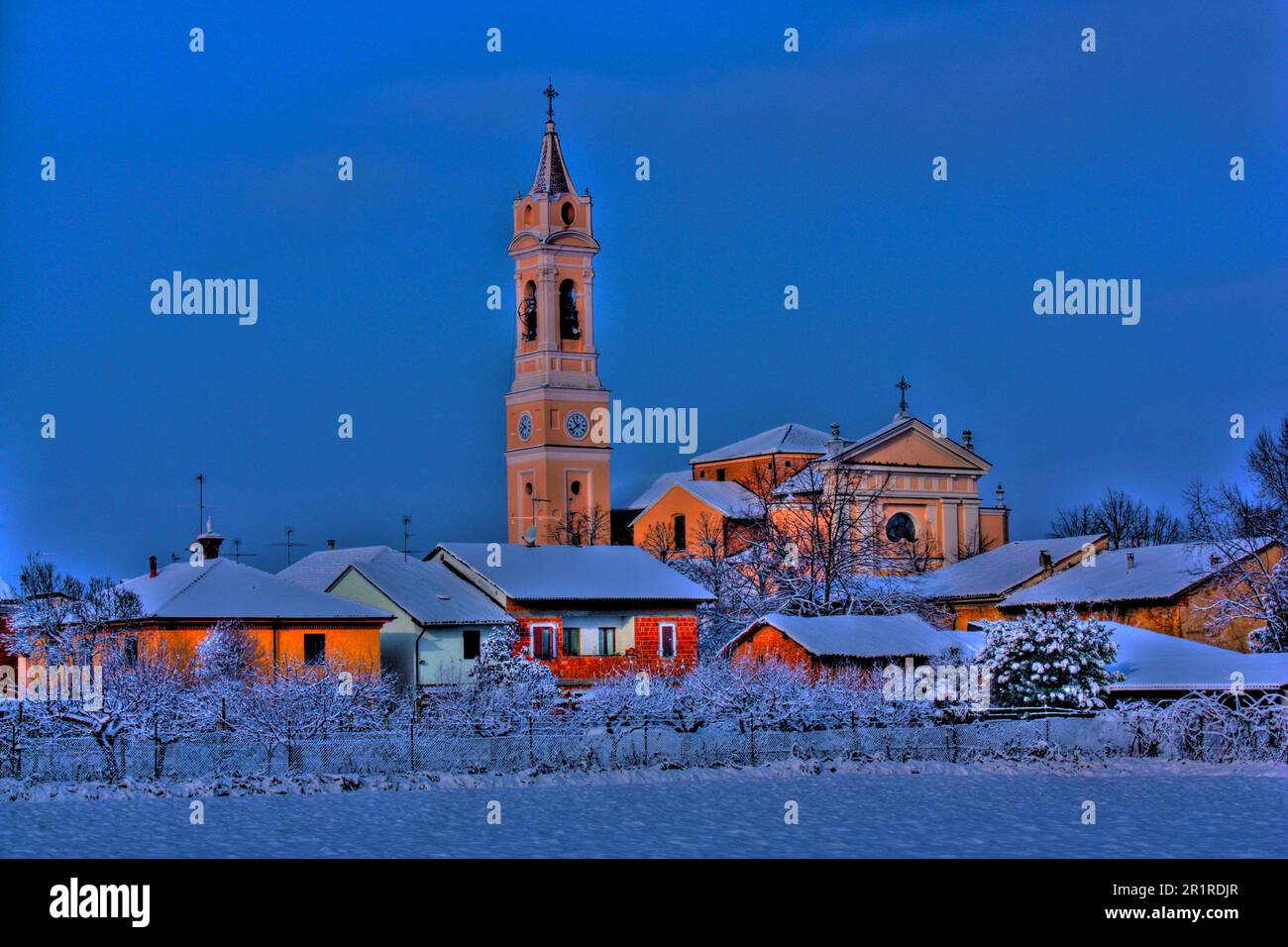 Schurkenlandschaft im Schnee bei Nacht, San Giuliano Nuovo, Alessandria, Piemont, Italien Stockfoto