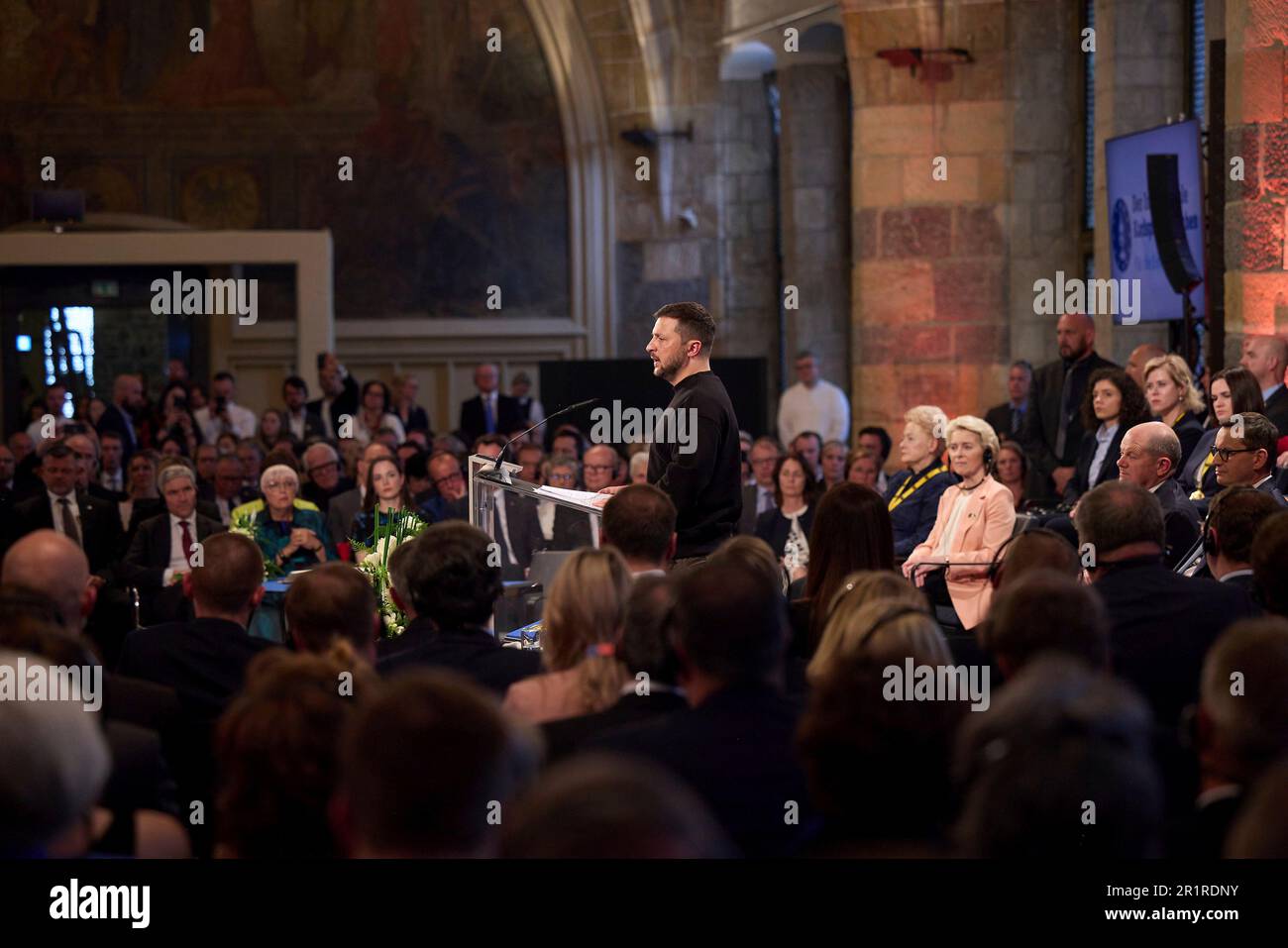 Aachen, Deutschland. 14. Mai 2023. Der ukrainische Präsident Volodymyr Zelenskyy äußert sich nach der Verleihung des Internationalen Karlspreises von Aachen während einer Zeremonie am 14. Mai 2023 in Aachen. Zelensky und das ukrainische Volk erhielten den Preis dafür, "nicht nur für die Souveränität ihres Landes und das Leben seiner Bürger, sondern auch für Europa und europäische Werte zu kämpfen". Kredit: Pool Photo/Pressestelle Des Ukrainischen Präsidenten/Alamy Live News Stockfoto