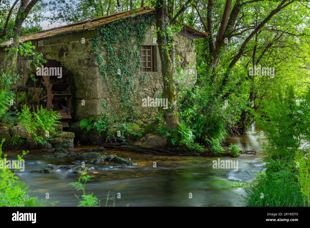 Lange Exposition in der Nähe einer alten Wassermühle im Cavado River, Braga, Portugal Stockfoto
