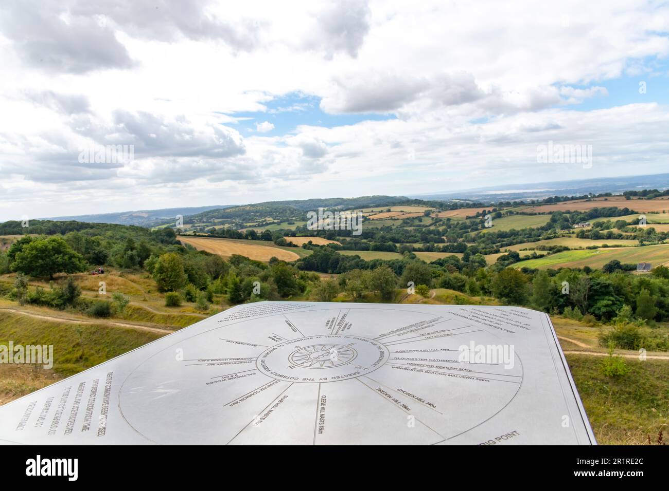 Painswick, UK-August 2022; Nahaufnahme der topografischen Stahlplatte auf dem Painswick Beacon entlang des Cotswolds Way mit Panoramablick über den Stockfoto