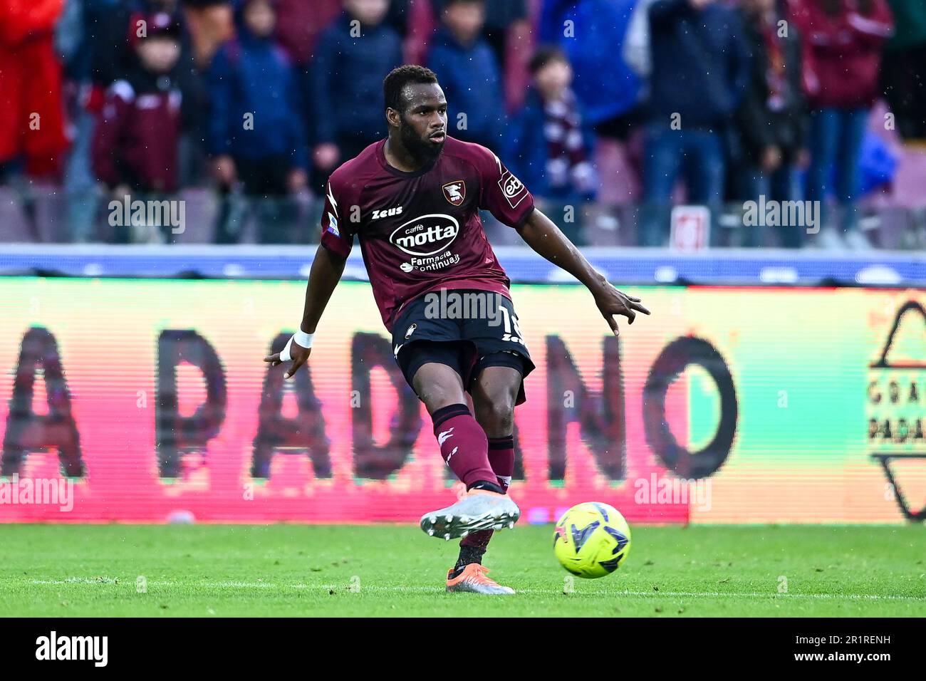 Lassana Coulibaly von US Salernitana in Aktion während der Serie Ein Spiel zwischen US Salernitana und Atalanta BC im Stadio Arechi am 13. Mai 2023 im Angebot Stockfoto