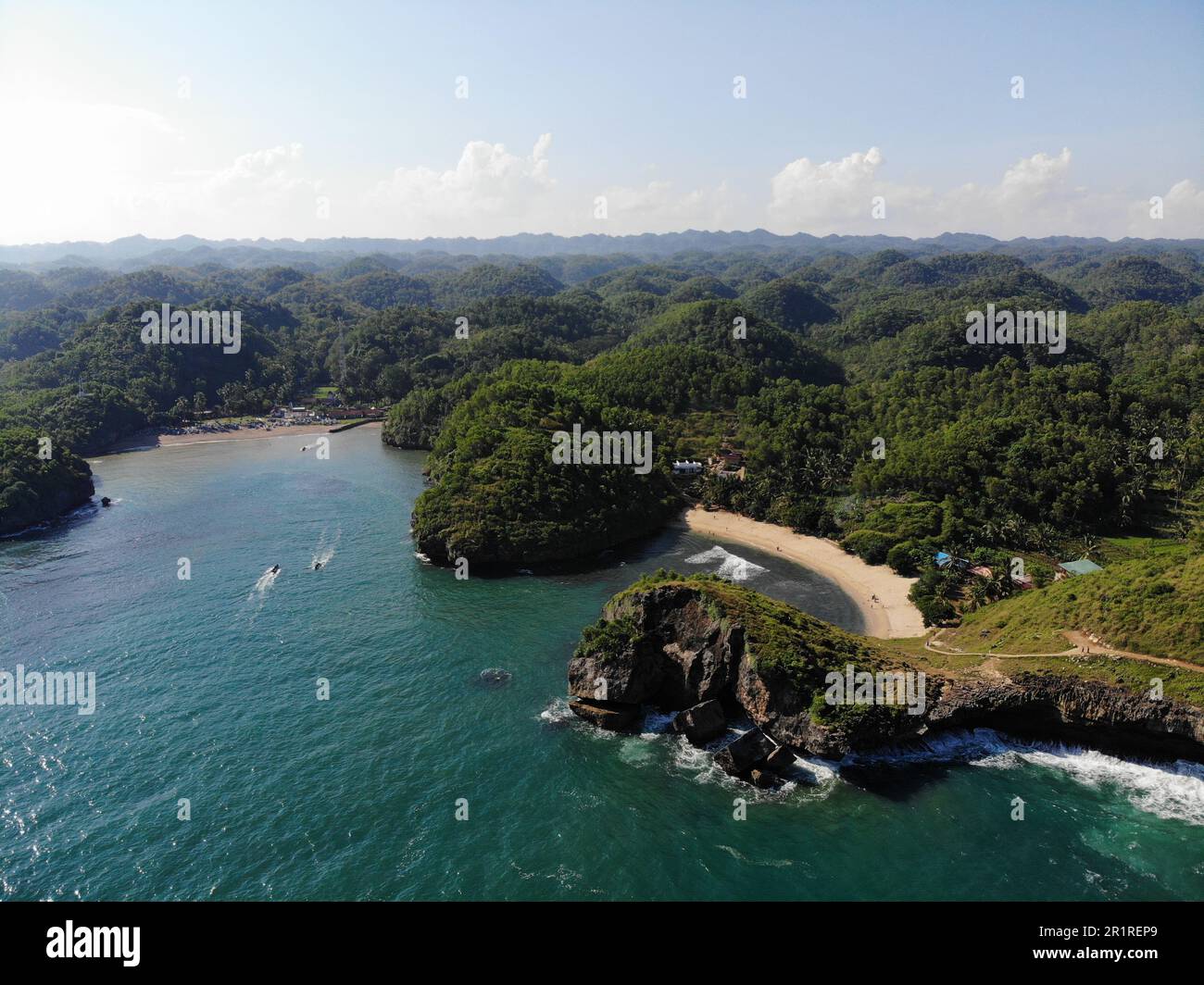 Luftblick auf tropischen Strand, Pacitan, Ost-Java, Indonesien Stockfoto