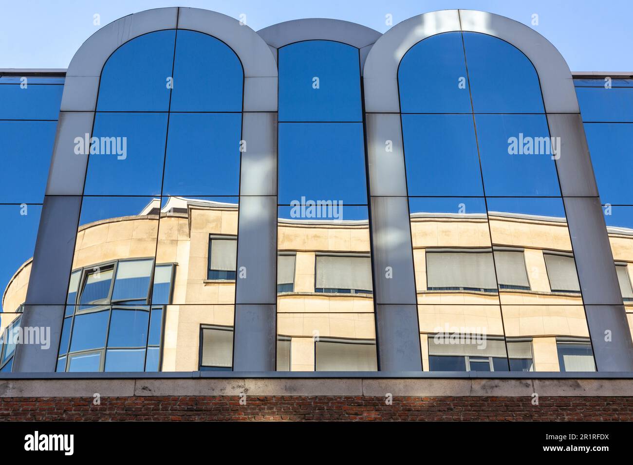 Reflexion auf Fenstern mit blauen Fensterscheiben. Brüssel Stockfoto