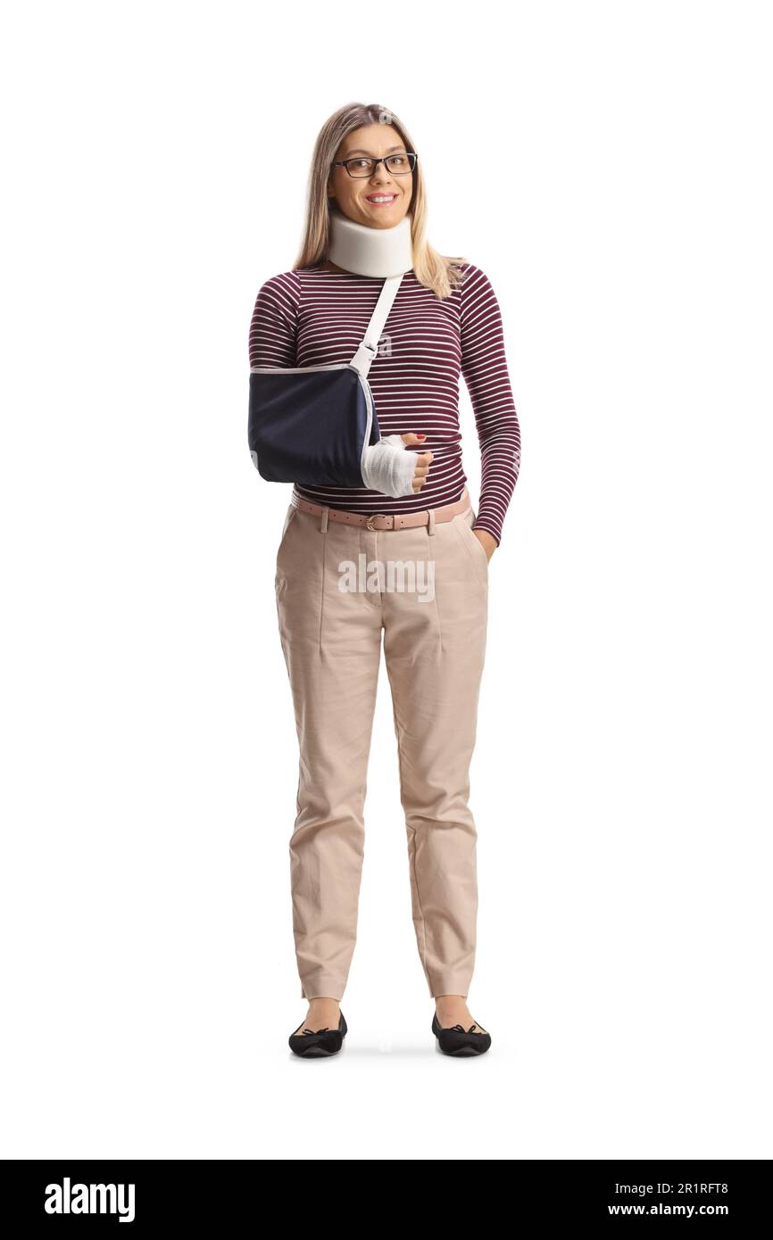Ganzlängenporträt einer verletzten Frau mit Armschlinge und Halsband isoliert auf weißem Hintergrund Stockfoto
