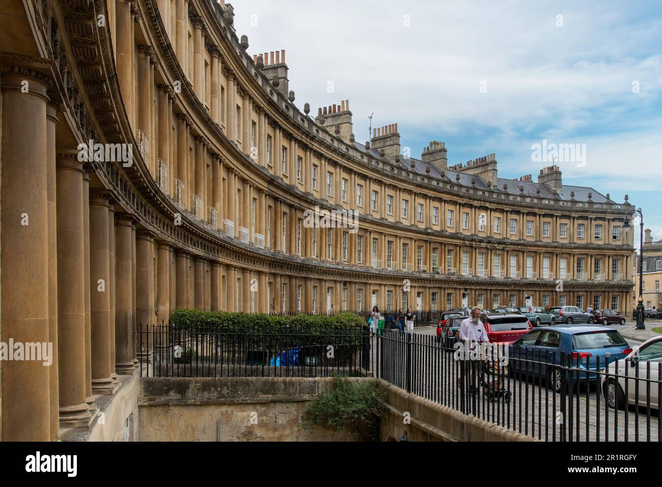 Bath, Somerset, England - August 2022; Seitenansicht des Circus, einem historischen Ring georgianischer Architektur, große Stadthäuser, die einen Kreis bilden Stockfoto