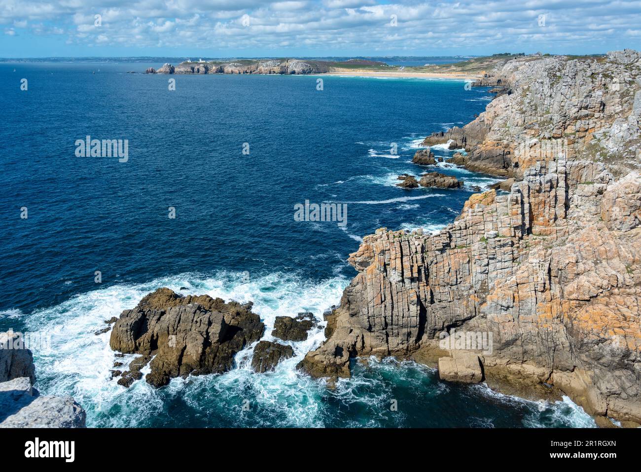 Der atlantik an der Pointe de Pen-Hir, einem Kap auf der Halbinsel Crozon in Finistère, Bretagne, Frankreich Stockfoto