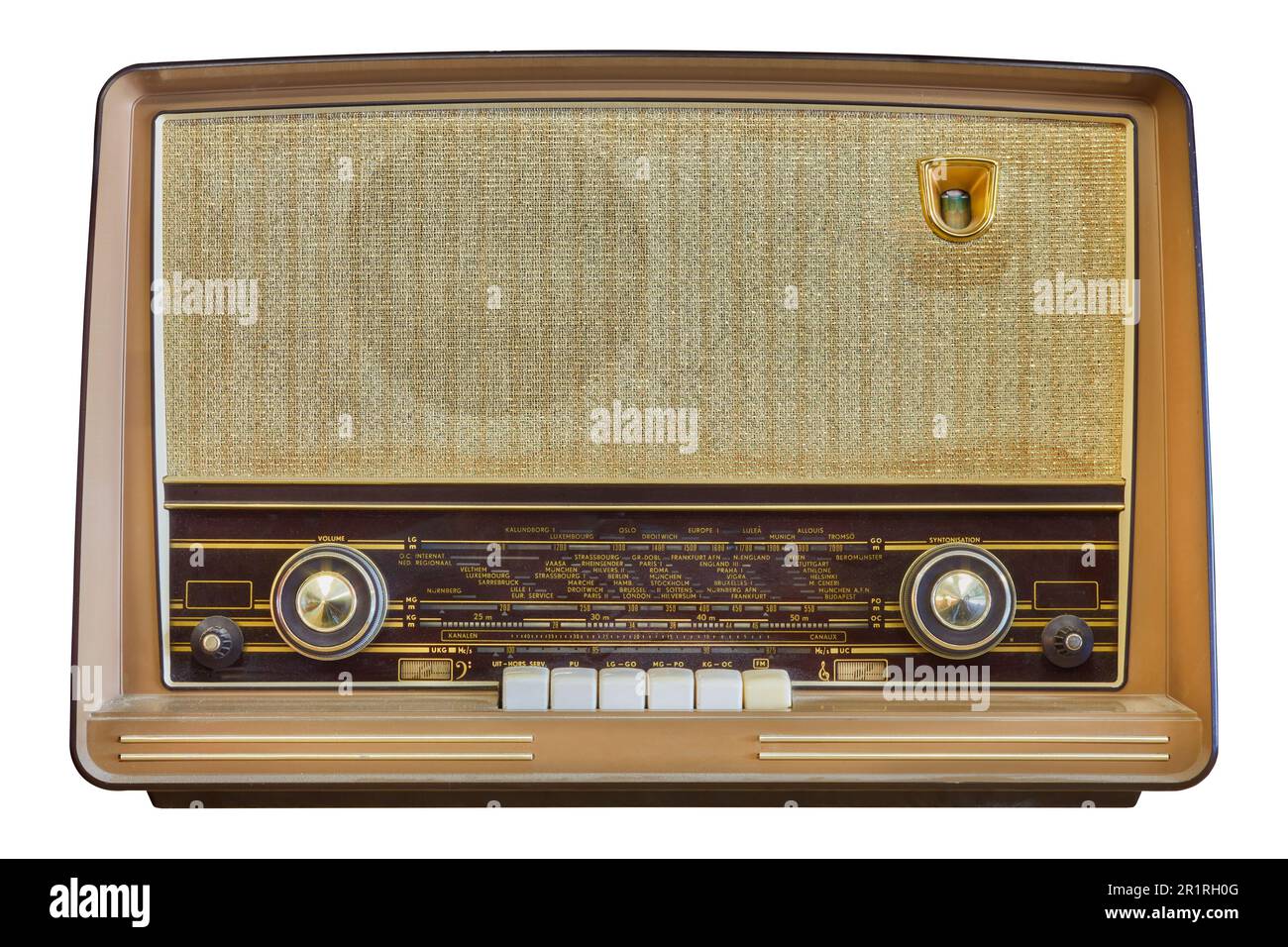 Oldtimer-Radio mit Display, das isolierte europäische Städte auf weißem Hintergrund anzeigt Stockfoto