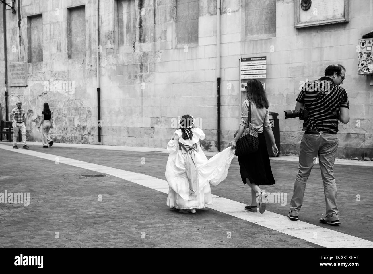 Murcia, Spanien - 22. April 2023: Unbekannte Einheimische und Touristen, die an einem Sonntagmorgen im Stadtzentrum von Murcia, Spanien, geschäftlich unterwegs sind Stockfoto