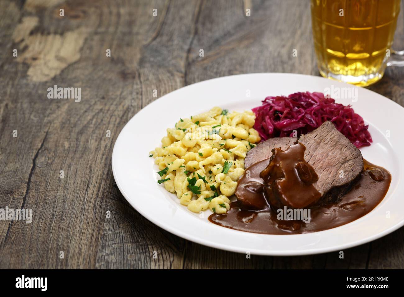 Sauerbraten (zartiertes Rindfleisch, das mehrere Tage in Essig und ...