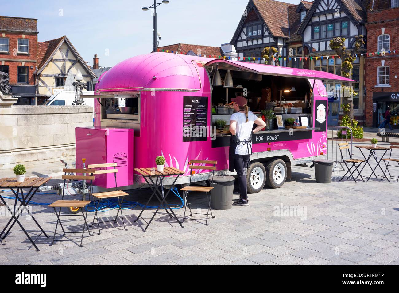 Mobile Schweinebraten-Catering in einem hellrosa, modifizierten Airstream-Wohnwagen Stockfoto