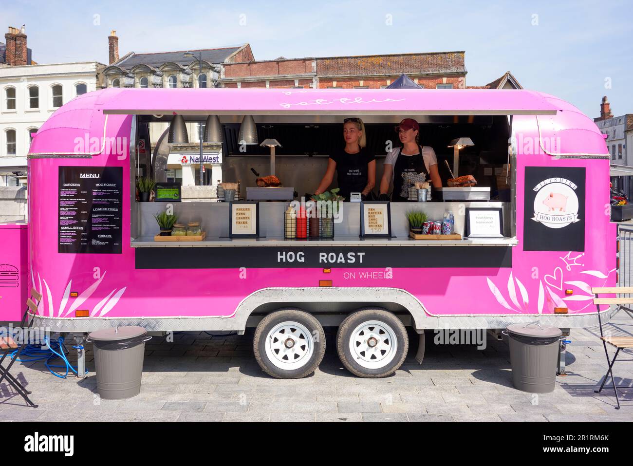 Mobile Schweinebraten-Catering in einem hellrosa, modifizierten Airstream-Wohnwagen Stockfoto