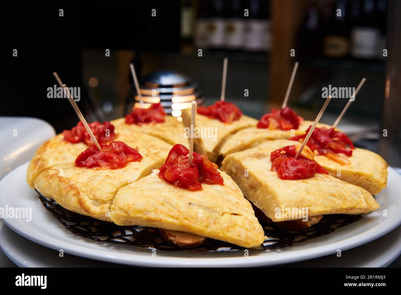 Spanisches Omelett mit roten Paprika, Pintxos, Tapas. Stockfoto