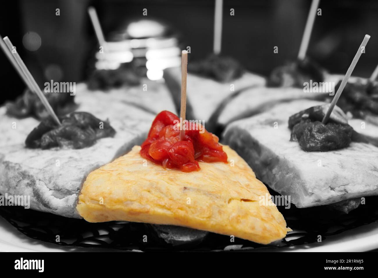 Spanisches Omelett mit roten Paprika, Pintxos, Tapas. Stockfoto