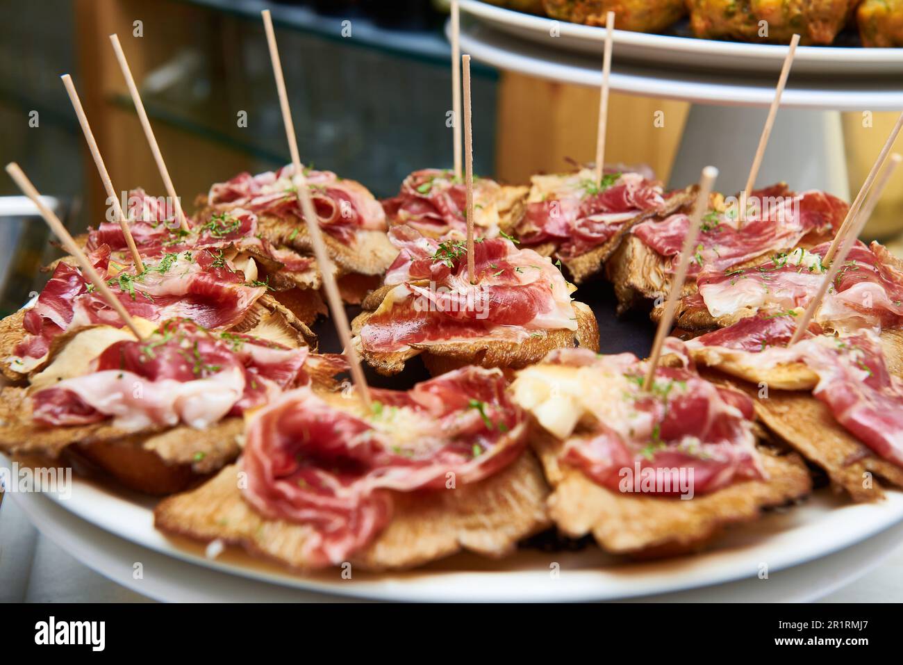 Spanische Tapas mit Brot und köstlichem iberischen Schinken. Stockfoto