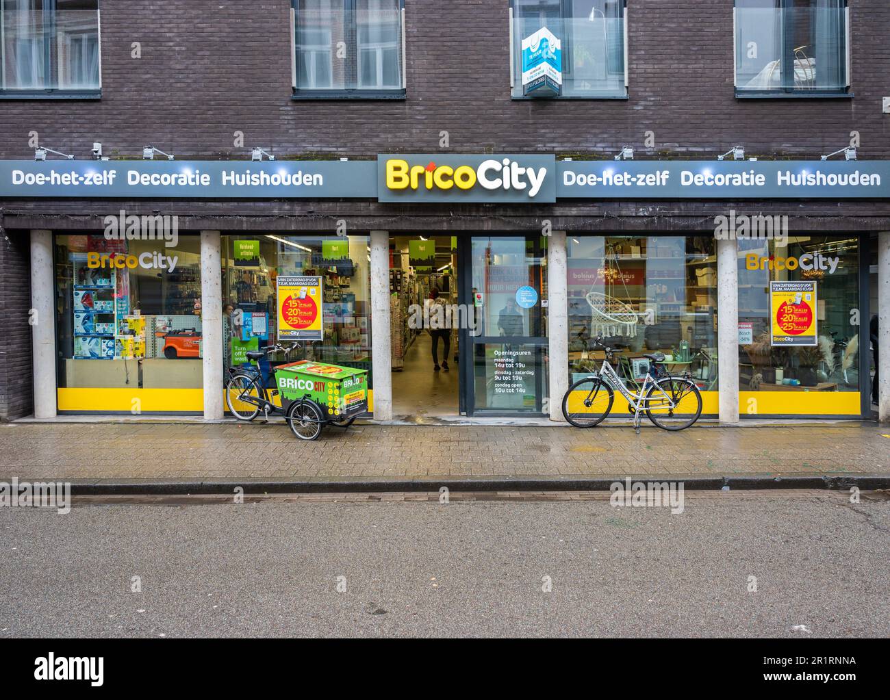 Leuven, Flämische Brabant-Region, Belgien - 1. April 2023 - Händlershop für  Baumarkt Brico Stockfotografie - Alamy