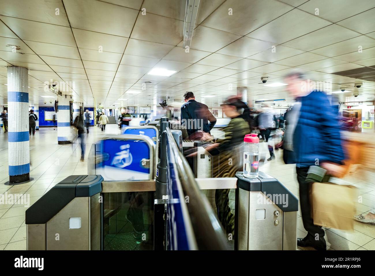 London - Mai 2023: Londoner U-Bahn-Schranken an der Green Park Station Stockfoto