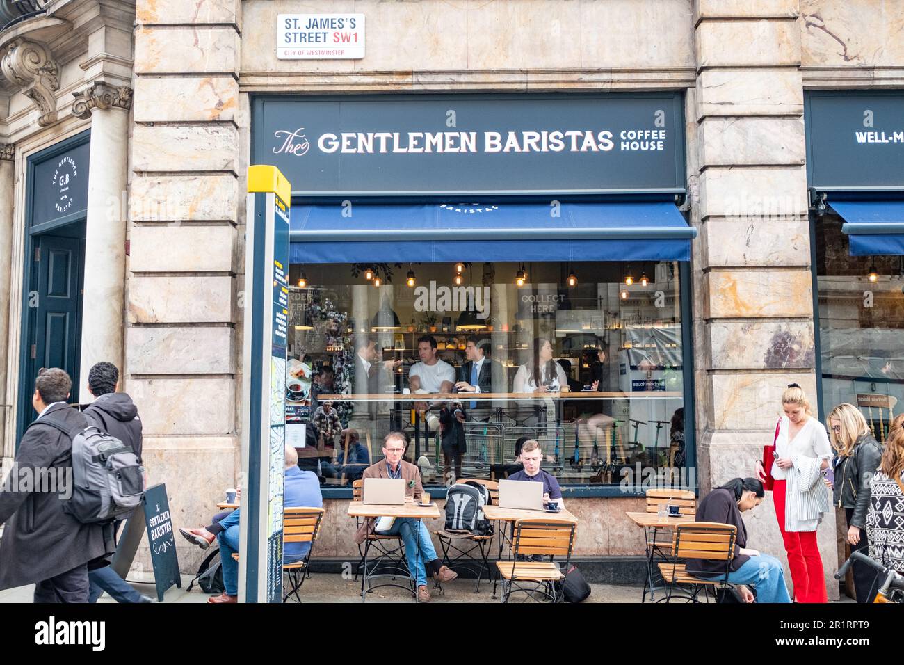 London - Mai 2023: Londoner Straßenszene im Gentlemen Baristas Coffee Shop auf der St. James Street Stockfoto