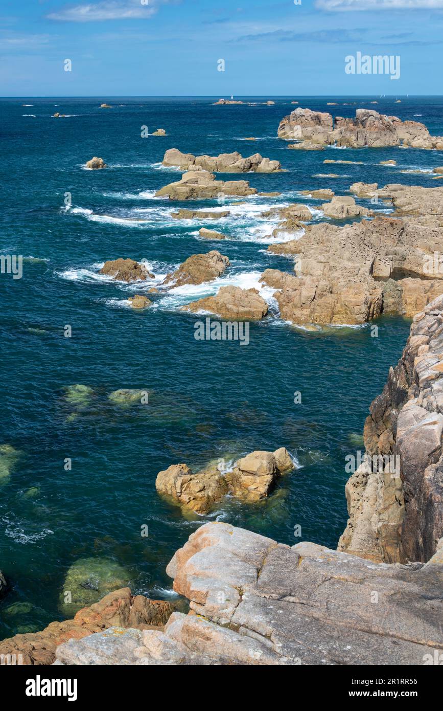 Wilde Küste mit Felsen im Meer bei Plougrescant Côtes d'Armor, Bretagne, Frankreich Stockfoto
