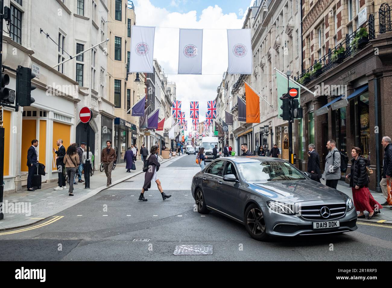 London - Mai 2023: Bond Street, eine gehobene West End Straße, berühmt für ihre Designer- und Luxusgeschäfte Stockfoto