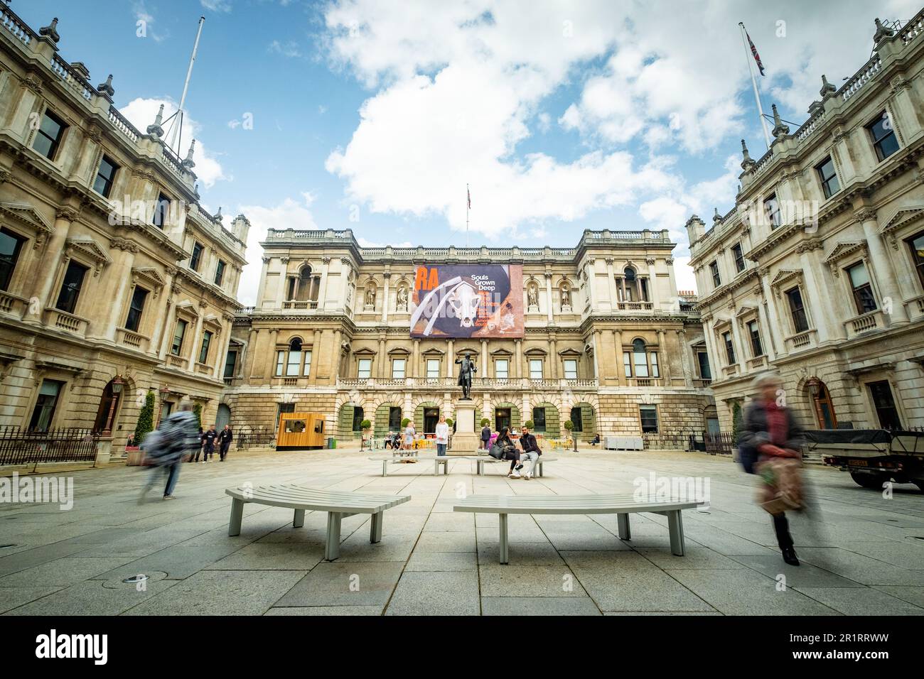 London - Mai 2023: Royal Academy of Arts in Mayfair, London. Ein Museum für klassische Kunst und beliebte Besucherattraktion Stockfoto