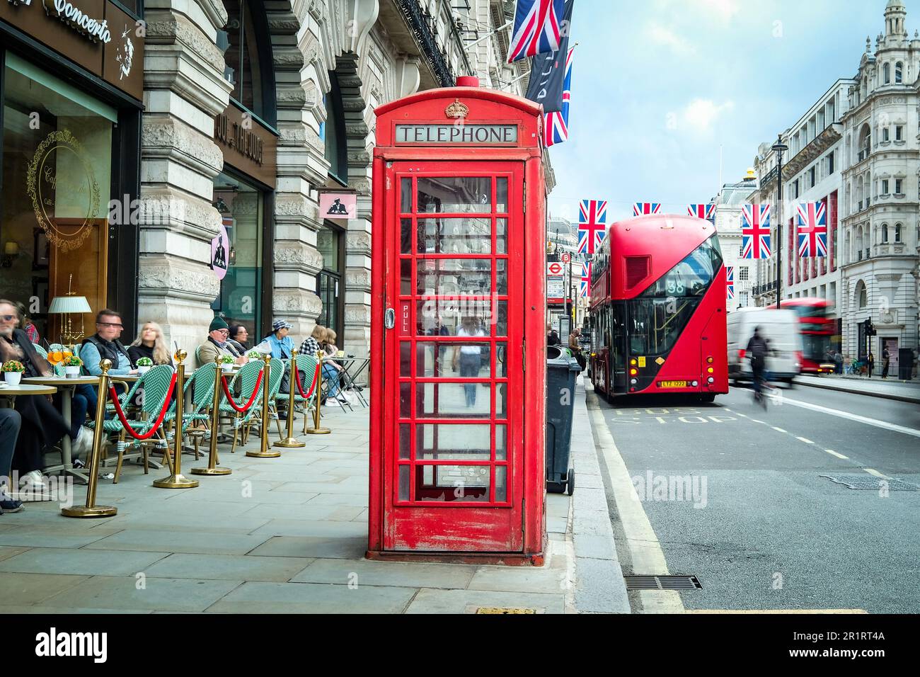 London - Mai 2023: Berühmte britische rote Telefonzelle auf Piccadilly im Londoner West End Stockfoto