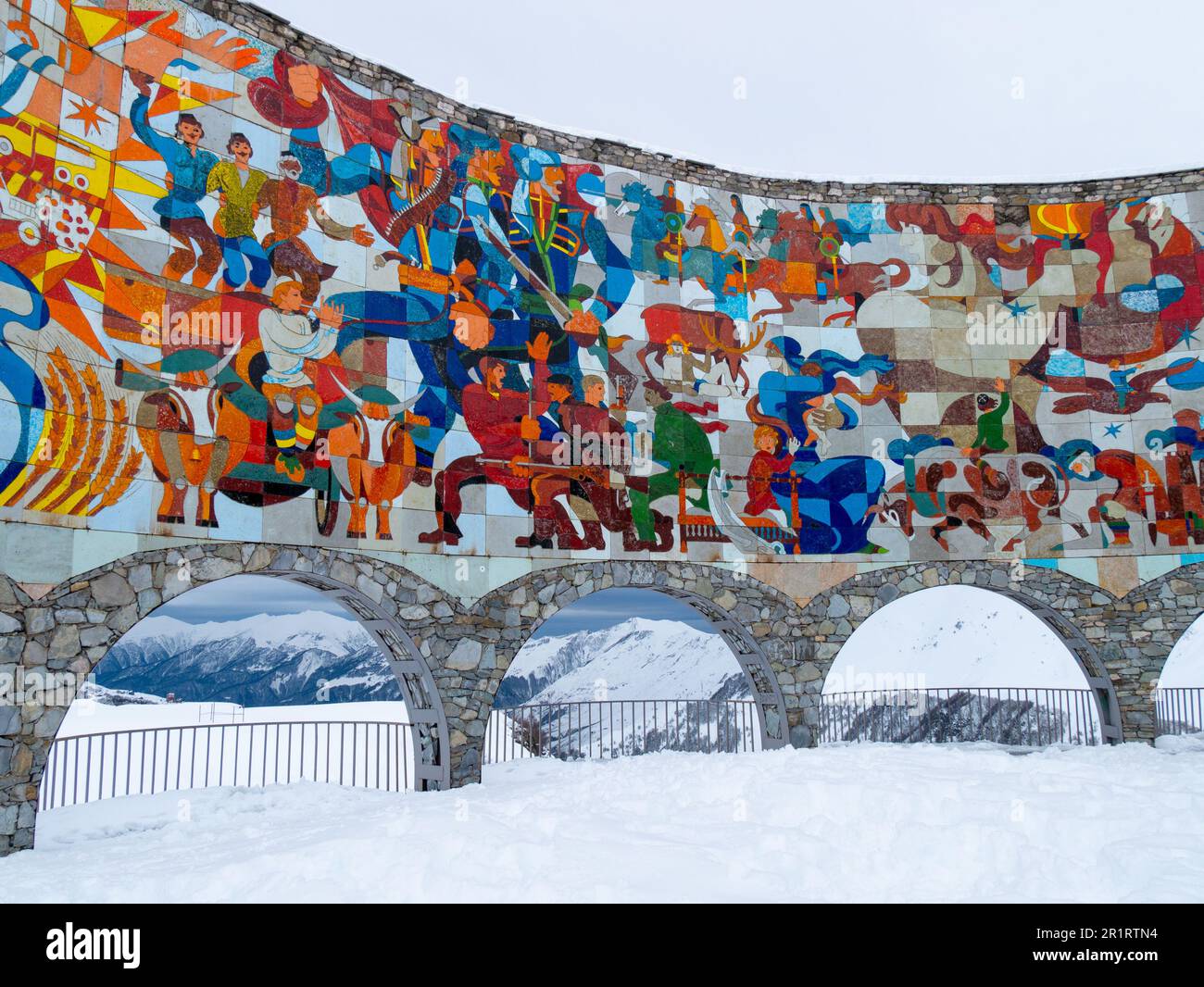 Farbenfrohe sowjetische Mosaiken auf dem Russland-Georgien Friendship Monument an einem kalten und verschneiten Wintermorgen Stockfoto