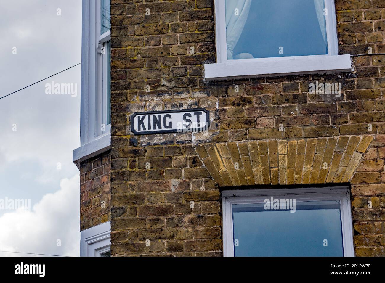 Ein Straßenschild neben einem Haus in Bishops Stortford in Großbritannien. King Street ist ein Stück von den aktuellen Einkaufsmöglichkeiten und der Hauptstraße entfernt. Stockfoto