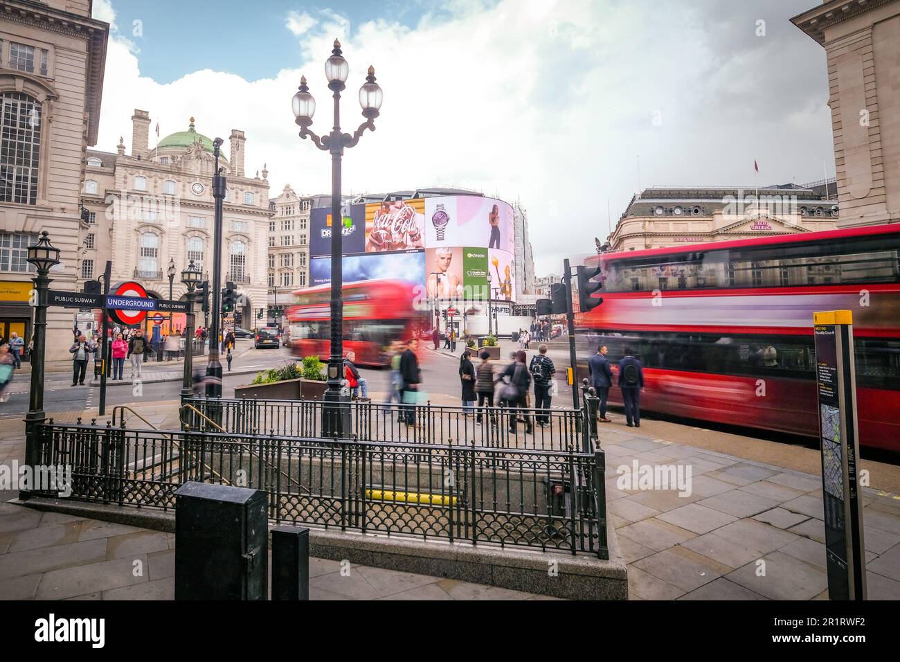 London - Mai 2023: Piccadilly Circus, ein berühmtes Londoner Wahrzeichen und ein geschäftiges Ziel für Einkäufer und Touristen Stockfoto