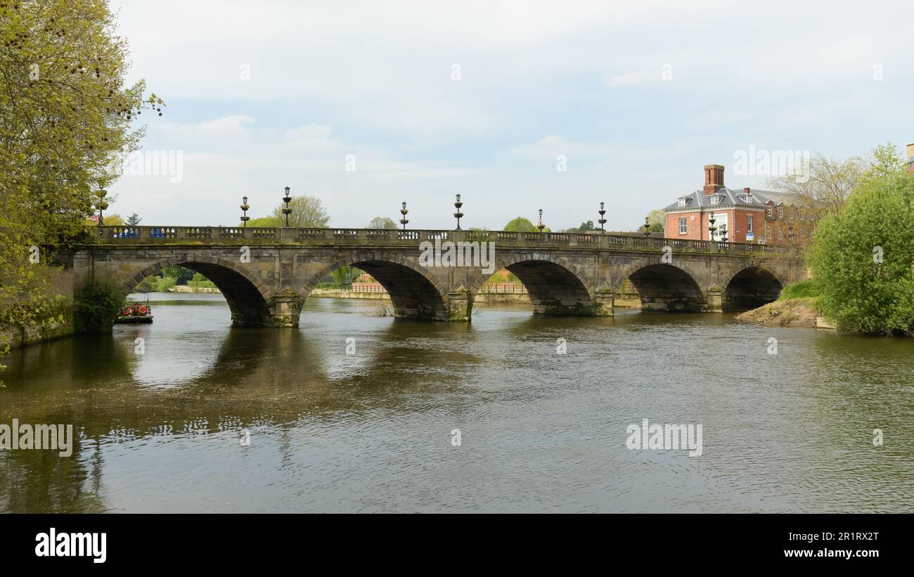 Waliser Brücke über den Fluss Severn in der englischen Grenzstadt Shrewsbury im Frühling Stockfoto