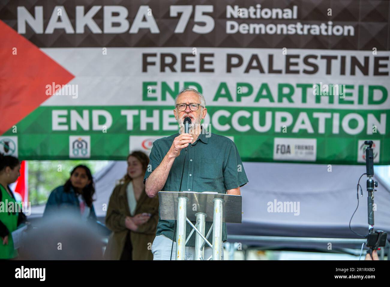 London, Großbritannien. 13. Mai 2023. Demonstranten versammelten sich vor dem BBC-Hauptquartier, Broadcasting House, um zur Downing Street zu marschieren und forderten das Ende der andauernden Nakba (Katastrophe) der 75 Jahre andauernden israelischen Besetzung Palästinas und die Verhängung von Sanktionen gegen Isreal durch die britische Regierung. Demonstranten fordern auch ein Ende der fortgesetzten Bombardierung des Gazastreifens. Abdullah Bailey/Alamy Live News Stockfoto