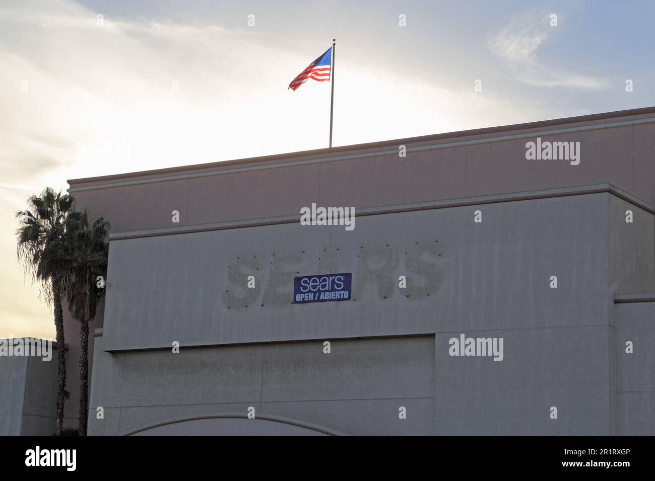 Los Angeles, Kalifornien/USA - 18. November 2017: Während eines Rebrandings wird ein Sears Kaufhausbanner über dem klassischen Logo des Einzelhändlers angezeigt. Stockfoto