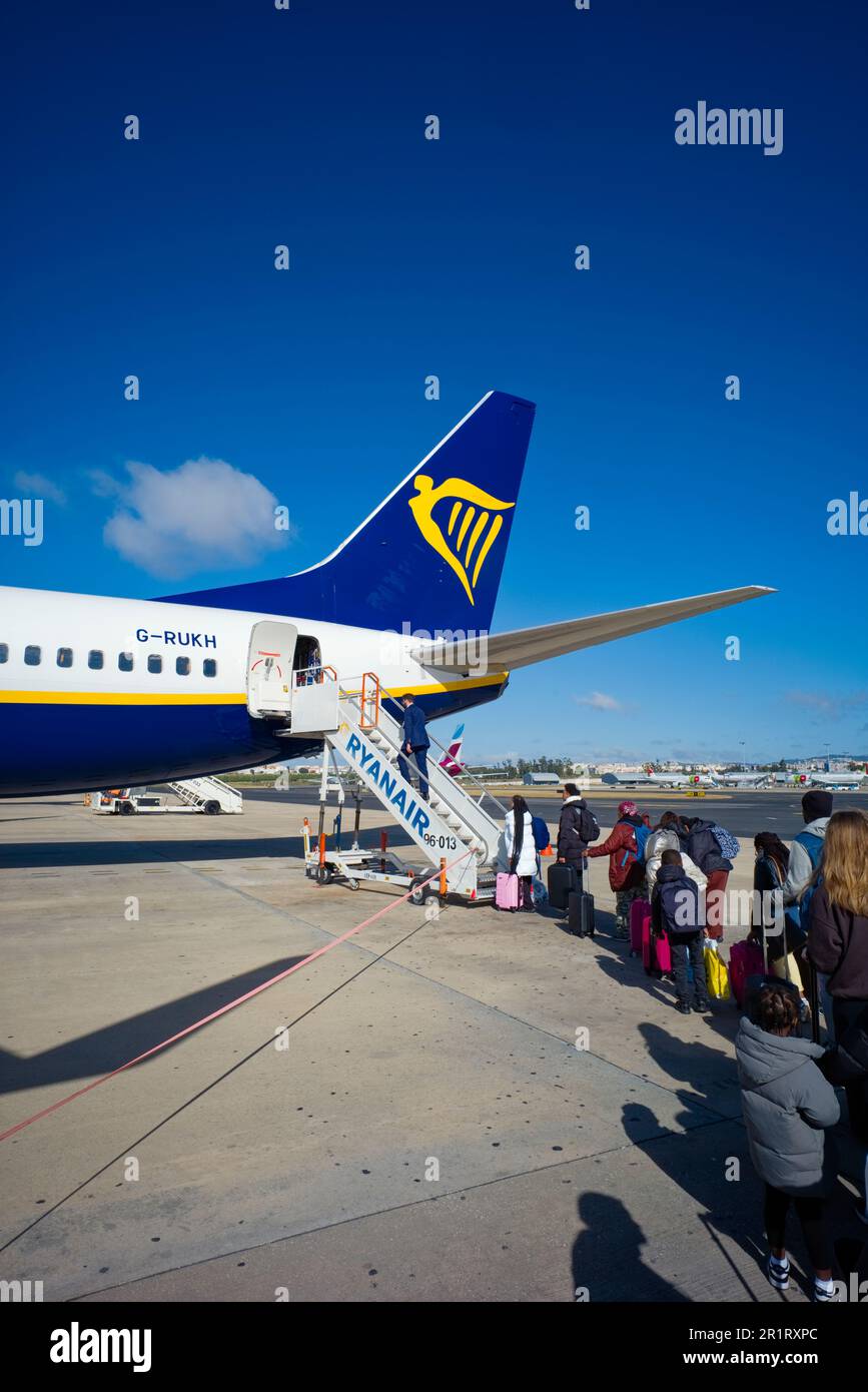 Passagiere gehen gleich an Bord der hinteren Stufen der Ryanair G-RUKH Boeing 737-800 am Flughafen Lissabon Stockfoto