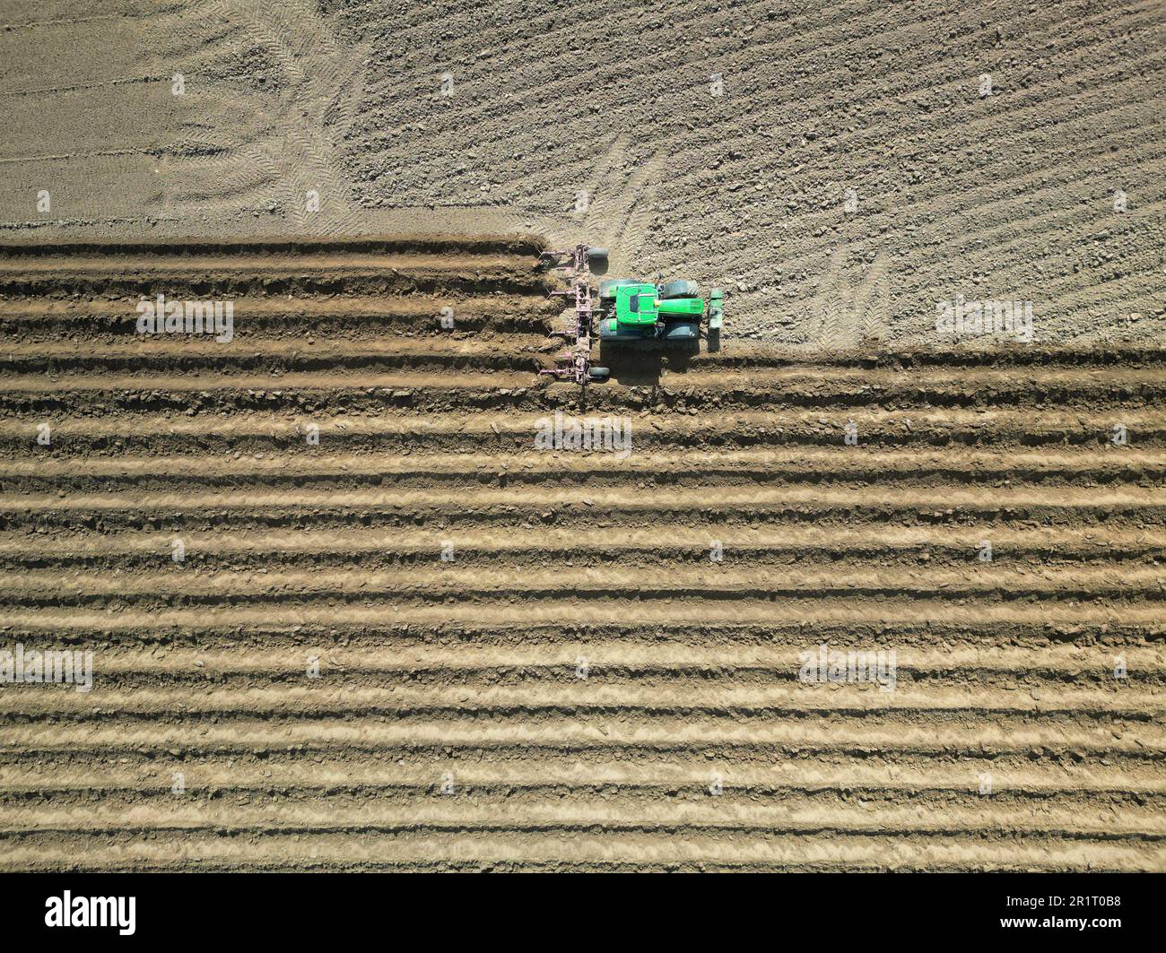 Pembridge, Herefordshire, Großbritannien - Montag, 15. Mai 2023 - UK Weather - Landwirte nutzen das gute Wetter und die trockenen Bedingungen, um Felder zu pflügen, um sich auf die Kartoffeln der Spätsaison im ländlichen Herefordshire vorzubereiten. Die Vorhersage ist für warme, sonnige und trockene Wetterbedingungen für die nächsten Tage mit lokalen Temperaturen von bis zu 20c °C in einem großen Teil Großbritanniens. Foto Steven May/Alamy Live News Stockfoto