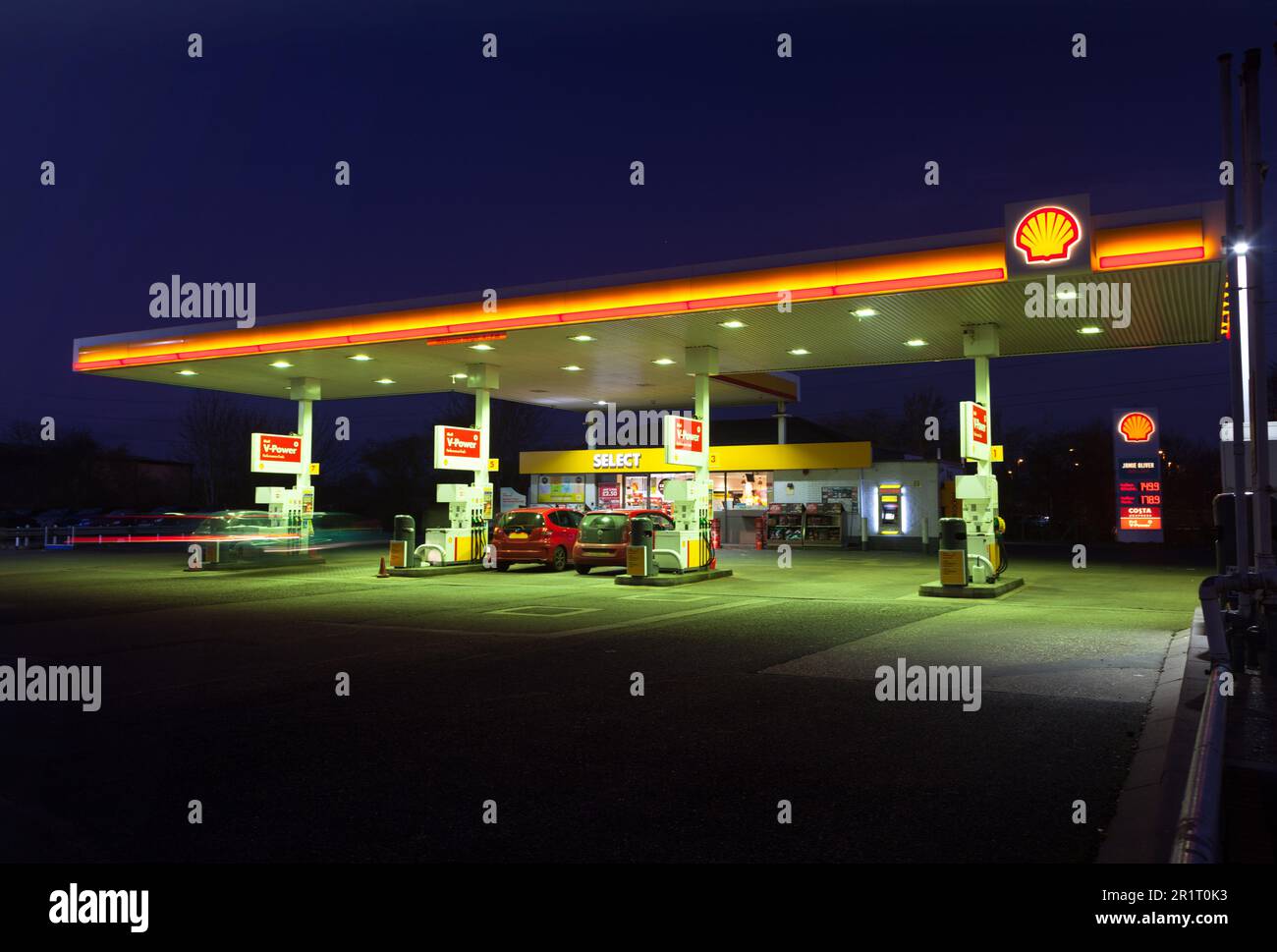 Eine Shell Tankstelle mit Autos Stockfoto