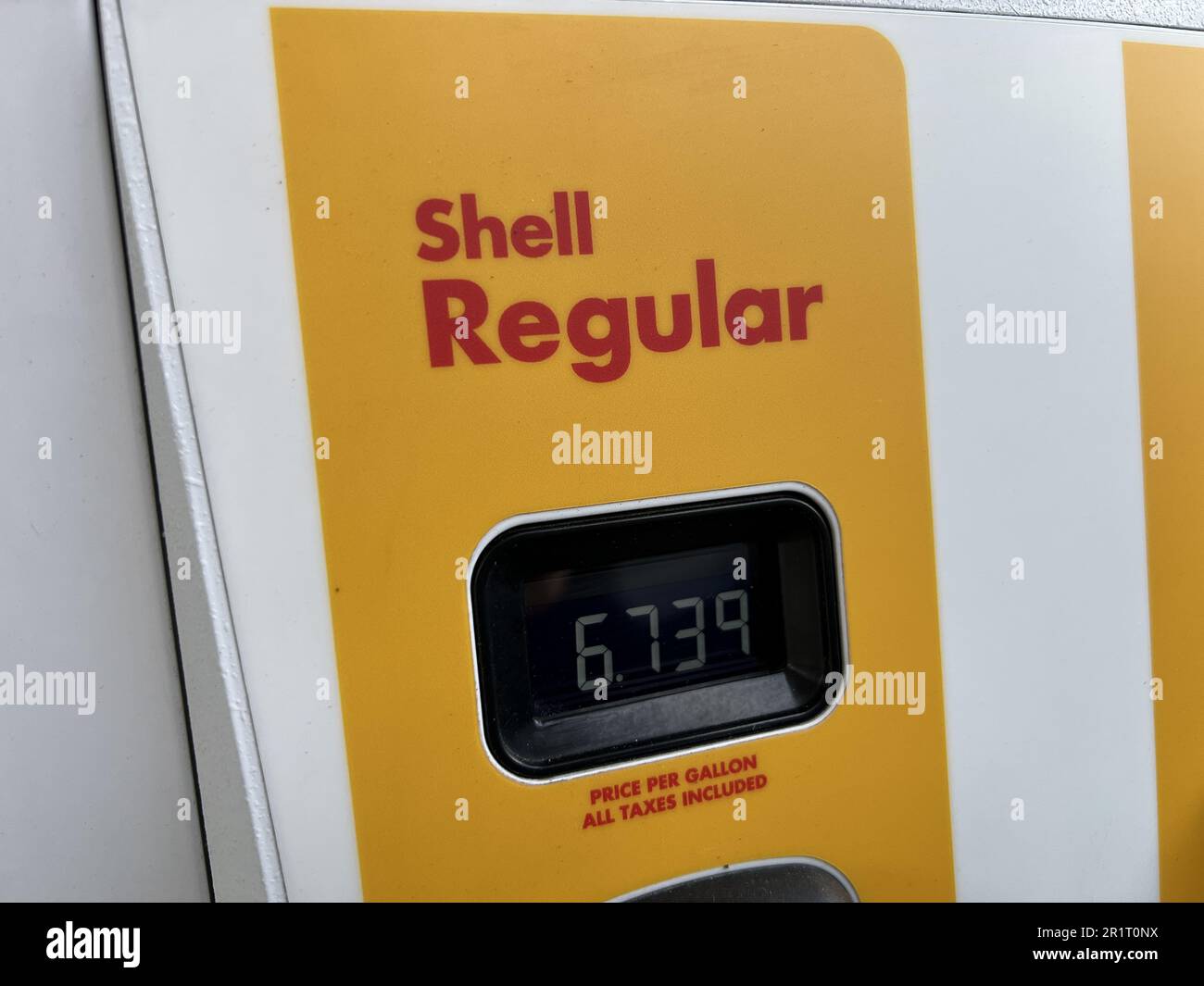 Vereinigte Staaten. 05. Juni 2022. Die Tankstelle Shell in Lafayette, Kalifornien, zeigt hohe Benzinpreise von fast $7 US-Dollar pro Gallone, 5. Juni 2022. (Foto: Smith Collection/Gado/Sipa USA) Guthaben: SIPA USA/Alamy Live News Stockfoto