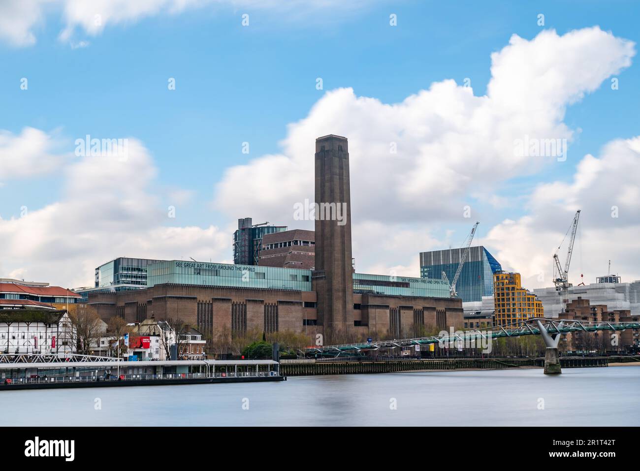 LONDON, Großbritannien - 3. APRIL 2019: Außenansicht des Tate Modern, des berühmten Museums für moderne Kunst am ehemaligen Bankside Power Station in London, England Stockfoto