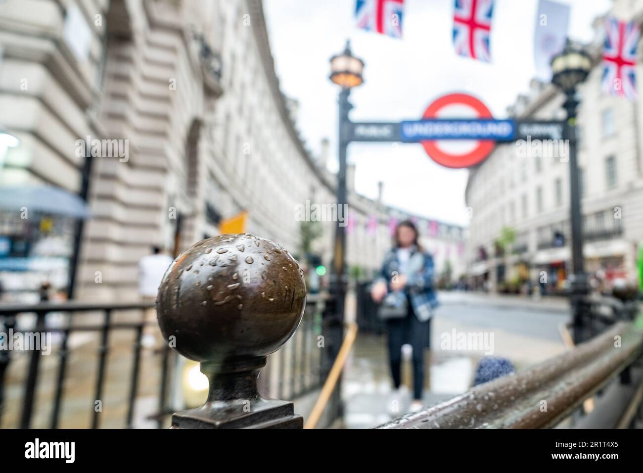 London - Mai 2023: Blick auf die Regent Street in London mit der U-Bahn-Station Piccadilly Circus im Vordergrund. Stockfoto