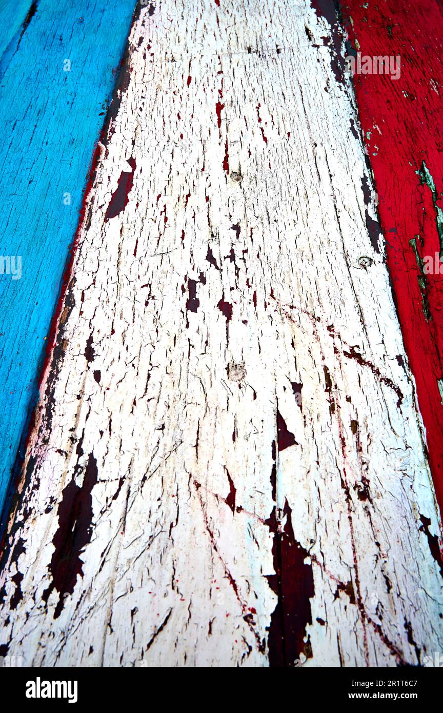 Tischplatte aus rot-weiß und blau lackiertem Holz Stockfoto