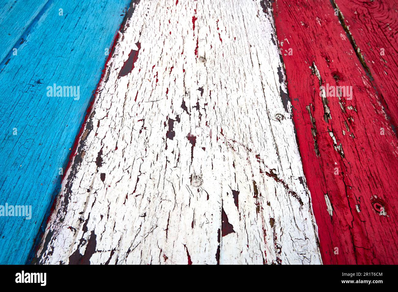 Tischplatte aus rot-weiß und blau lackiertem Holz Stockfoto